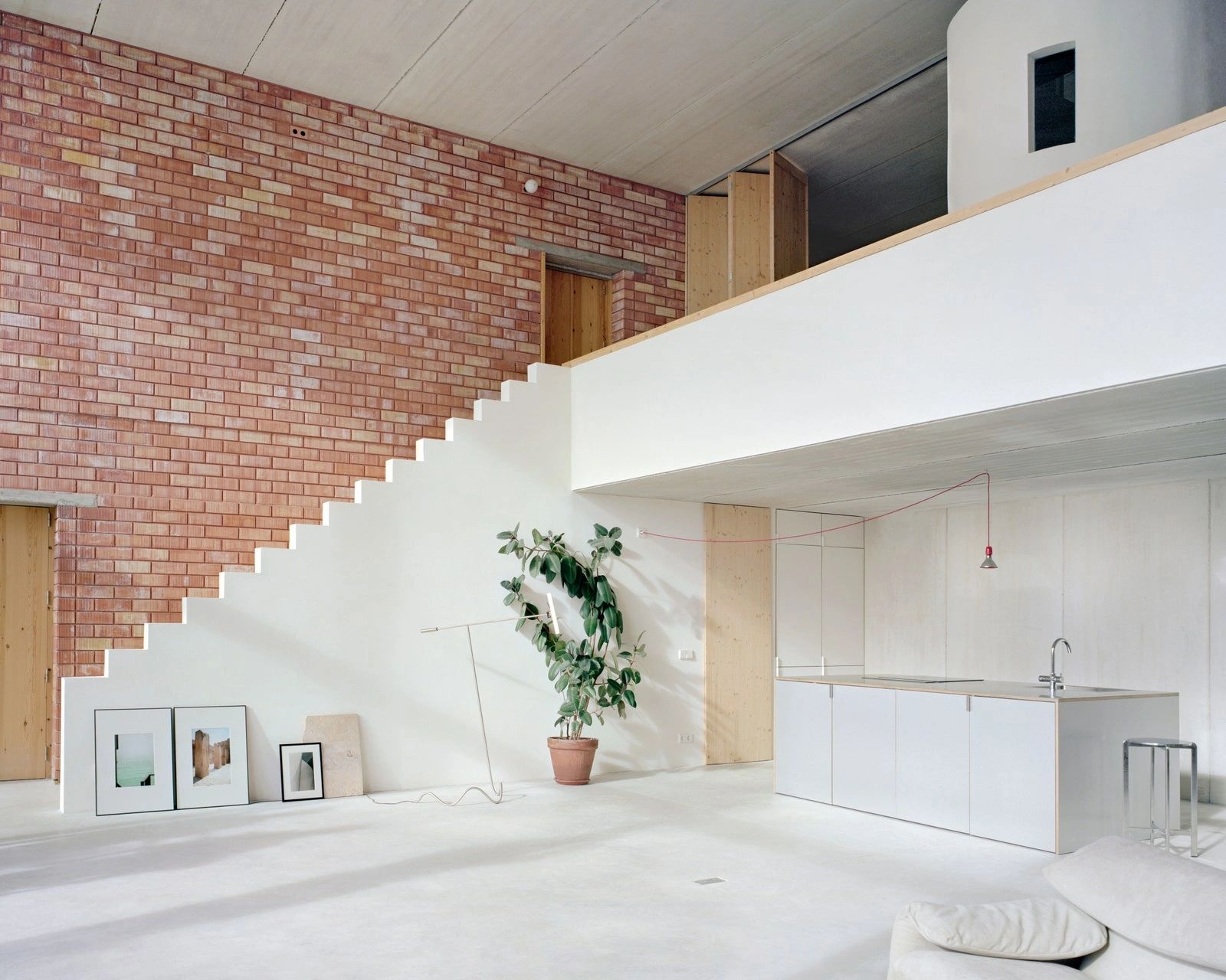 Diseño de interiores moderno — espacio residencial con ladrillo y madera